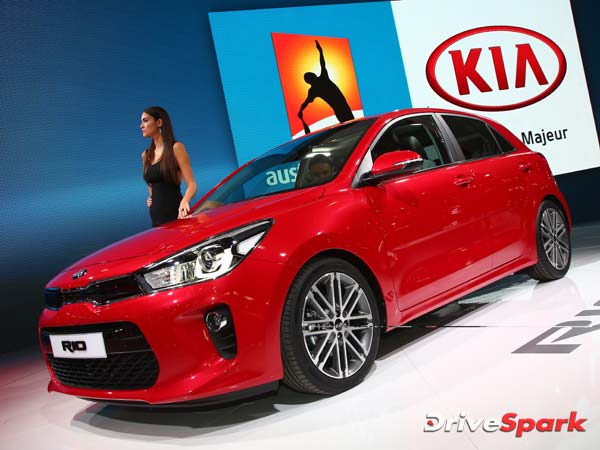 2016 ప్యారిస్ మోటార్ షో వేదిక మీద కియా రియో ప్రదర్శన