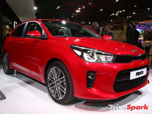 2016 ప్యారిస్ మోటార్ షో వేదిక మీద కియా రియో ప్రదర్శన