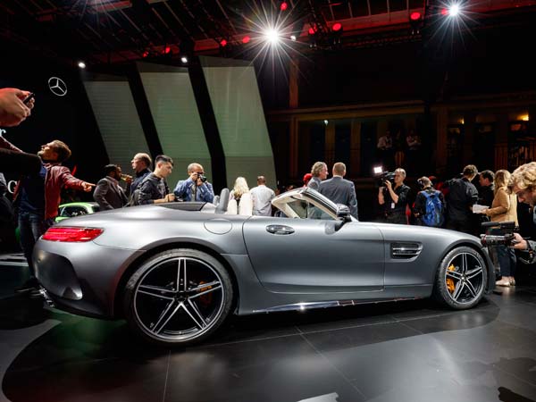 ప్రపంచ ప్రదర్శనకు మెర్సిడెస్ బెంజ్ ఏఎమ్‌జి జిటి రోడ్‌స్టర్