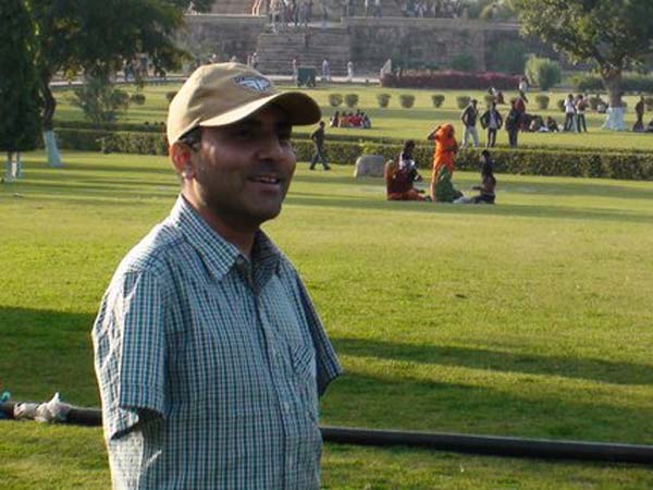 రెండు చేతులు లేని వ్యక్తికి డ్రైవింగ్ లైసెన్స్ మంజూరు 