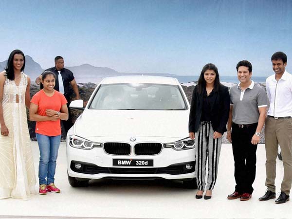 బహుమానంగా వచ్చిన బిఎమ్‌డబ్ల్యూని వెనక్కిచ్చేసిన దీపా కర్మాకర్ 