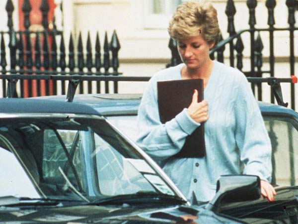 20వ శతాబ్దాన్ని ఎంతగానో ఆకట్టుకున్న రాణి గారి కారు వేలానికి