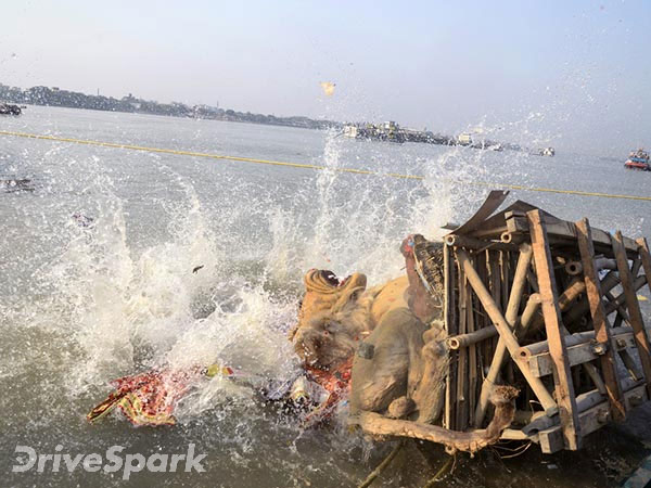 పగలు మరియు రాత్రుల్లో దుర్గా పూజ సంభరాలు