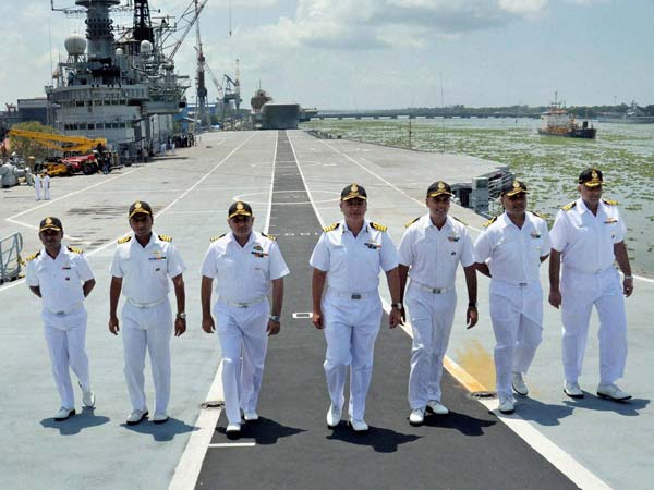 ఐఎన్‌ఎస్ విరాట్ యుద్ద విమాన వాహక నౌక