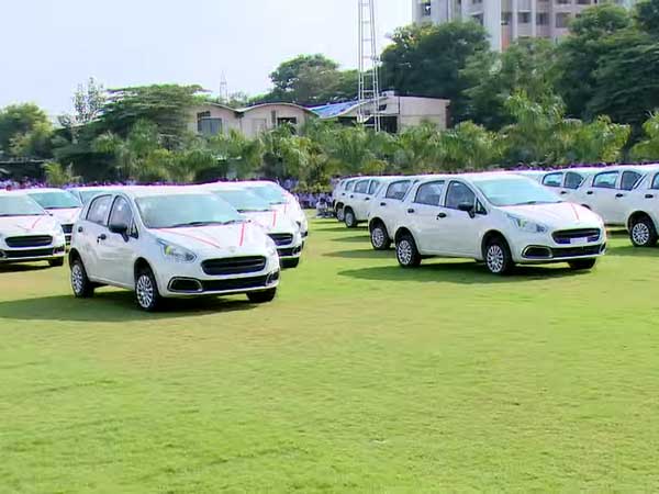 ఉద్యోగులకు 1,260 కార్లను బహుకరించిన సూరత్ వజ్రాల వ్యాపారి ఉద్యోగులకు 1,260 కార్లను బహుకరించిన సూరత్ వజ్రాల వ్యాపారి