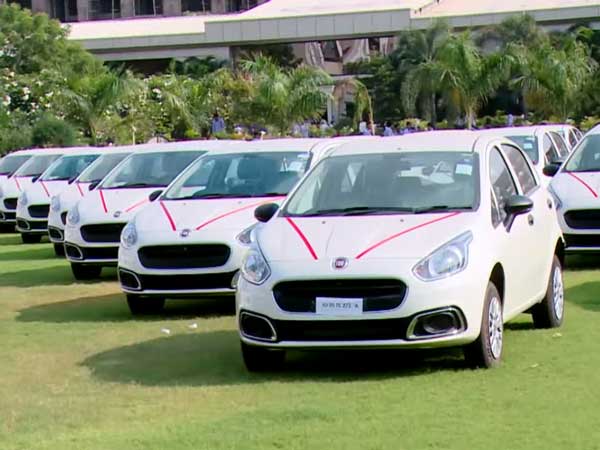 ఉద్యోగులకు 1,260 కార్లను బహుకరించిన సూరత్ వజ్రాల వ్యాపారి ఉద్యోగులకు 1,260 కార్లను బహుకరించిన సూరత్ వజ్రాల వ్యాపారి