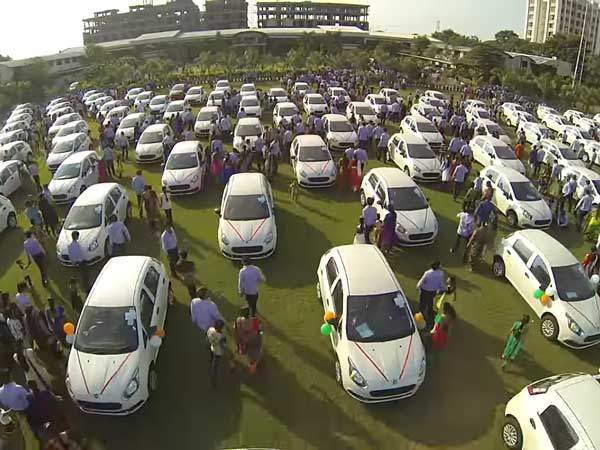 ఉద్యోగులకు 1,260 కార్లను బహుకరించిన సూరత్ వజ్రాల వ్యాపారి ఉద్యోగులకు 1,260 కార్లను బహుకరించిన సూరత్ వజ్రాల వ్యాపారి