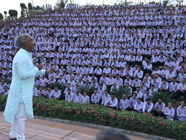 ఉద్యోగులకు 1,260 కార్లను బహుకరించిన సూరత్ వజ్రాల వ్యాపారి ఉద్యోగులకు 1,260 కార్లను బహుకరించిన సూరత్ వజ్రాల వ్యాపారి