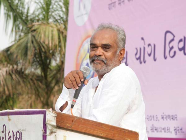 ఉద్యోగులకు 1,260 కార్లను బహుకరించిన సూరత్ వజ్రాల వ్యాపారి ఉద్యోగులకు 1,260 కార్లను బహుకరించిన సూరత్ వజ్రాల వ్యాపారి