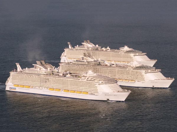 ఒక చోట కలుసుకున్న విశ్వపు అతి పెద్ద నౌకలు