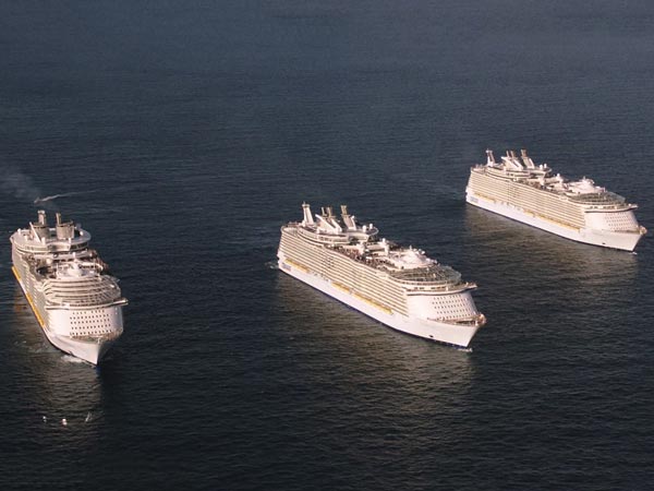 ఒక చోట కలుసుకున్న విశ్వపు అతి పెద్ద నౌకలు