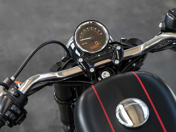 హ్యార్లీ డేవిడ్‌సన్ రోడ్‌స్టర్ మరియు రోడ్ గ్లిడ్ స్పెషల్ బైకులు