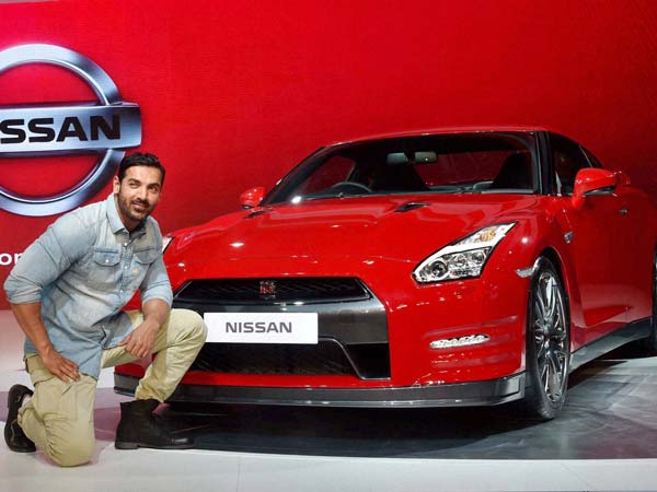 రూ. 2 కోట్లు విలువైన గాడ్జిల్లా ను ఆర్డర్ చేసిన బాలీవుడ్ నటుడు