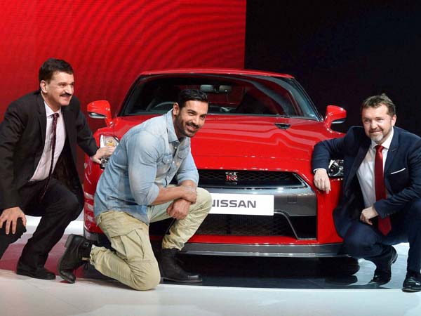 రూ. 2 కోట్లు విలువైన గాడ్జిల్లా ను ఆర్డర్ చేసిన బాలీవుడ్ నటుడు