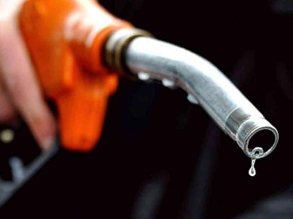 స్వల్పంగా తగ్గిన పెట్రోల్ మరియు డీజల్ ధరలు