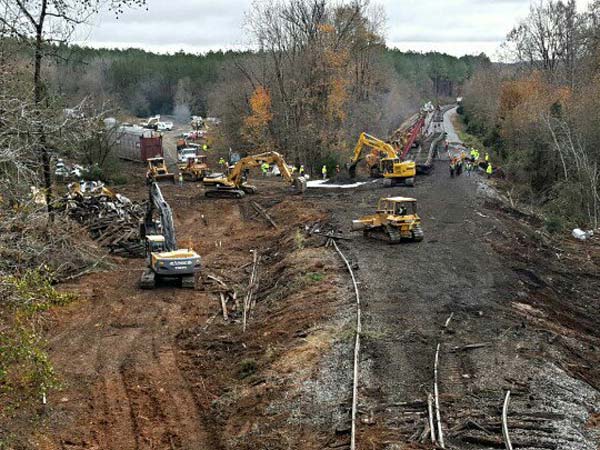 పట్టాలు తప్పిన రైలు, 120 కార్లు ధ్వంసం