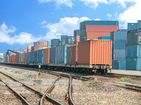 లండన్‌కు మొదటి సరకు రవాణా రైలును ప్రారంభించిన చైనా