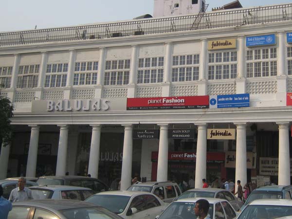 నో పార్కింగ్ ఏరియాల్లో కార్ పార్కింగ్