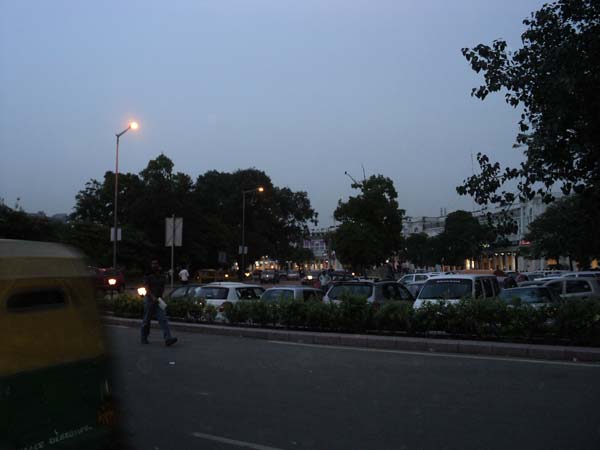 నో పార్కింగ్ ఏరియాల్లో కార్ పార్కింగ్