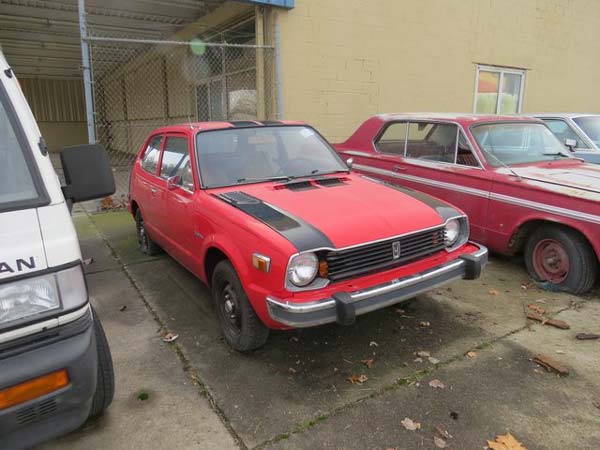 ఒకే వ్యక్తికి చెందిన 700 కార్లు వేలానికి