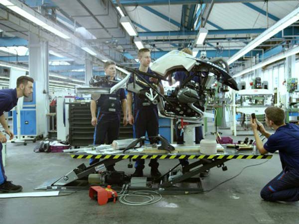 బిఎమ్‌డబ్ల్యూ ఆర్1200 జిఎస్ అడ్వెంచర్ ఎగిరే బైకు