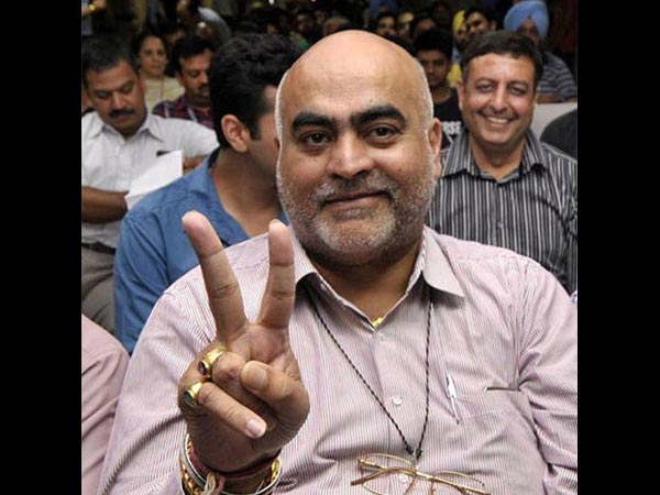 తండ్రి వివాహ వార్షికోత్సవానికి 45 లక్షల బైకుని గిఫ్ట్‌గా ఇచ్చిన కుమారుడు