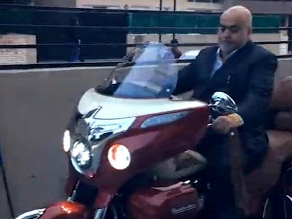 తండ్రి వివాహ వార్షికోత్సవానికి 45 లక్షల బైకుని గిఫ్ట్‌గా ఇచ్చిన కుమారుడు