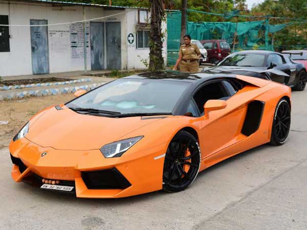 పది సూపర్ కార్లను సీజ్ చేసిన పోలీసులు