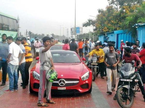 పది సూపర్ కార్లను సీజ్ చేసిన పోలీసులు