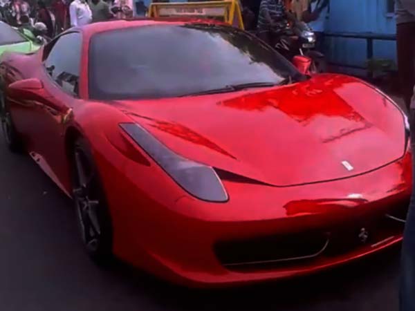 పది సూపర్ కార్లను సీజ్ చేసిన పోలీసులు