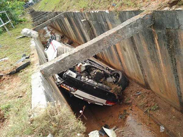 లాంబోర్గిని సూపర్ కార్ క్రాష్