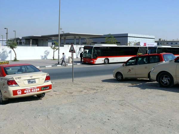 ట్యాక్సీలో పాపను వదిలేసి ఫ్లయిట్ ఎక్కడానికి సిద్దమైన జంట