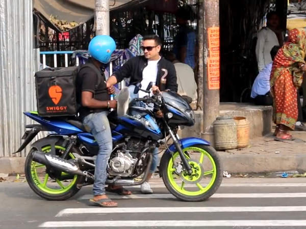 జీబ్రా క్రాసింగ్ వద్ద రోడ్డు ఎలా దాటాలో తెలుసా