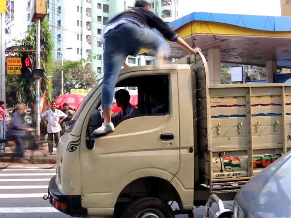 జీబ్రా క్రాసింగ్ వద్ద రోడ్డు ఎలా దాటాలో తెలుసా