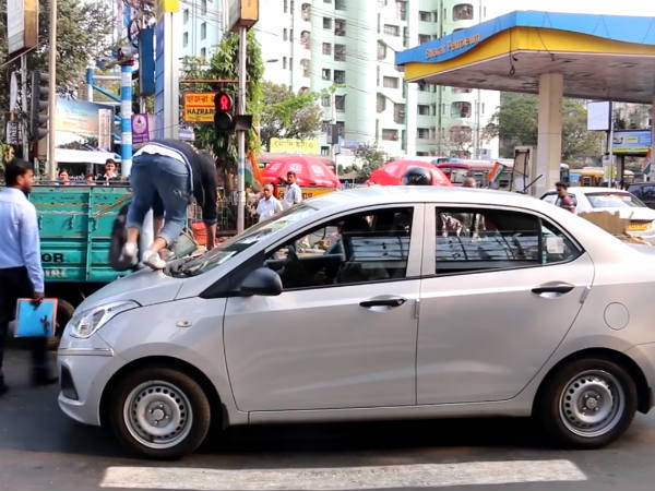 జీబ్రా క్రాసింగ్ వద్ద రోడ్డు ఎలా దాటాలో తెలుసా