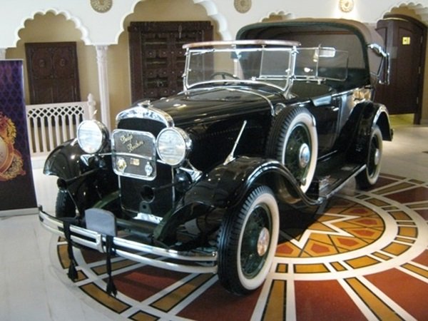 రోల్స్ రాయిస్ చేత క్షమాపణలు చెప్పించుకున్న అల్వార్ రాజా జైసింగ్