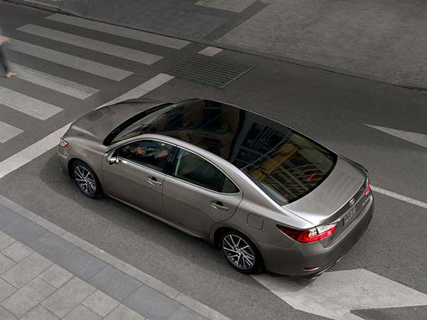 రెండు కార్లతో అధికారికంగా విచ్చేసిన లెక్సస్ కార్ల కంపెనీ