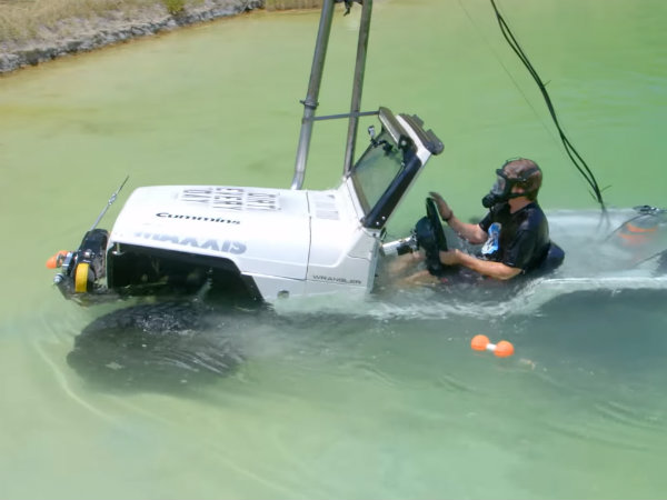 నీటిలో నడిచే జీపు