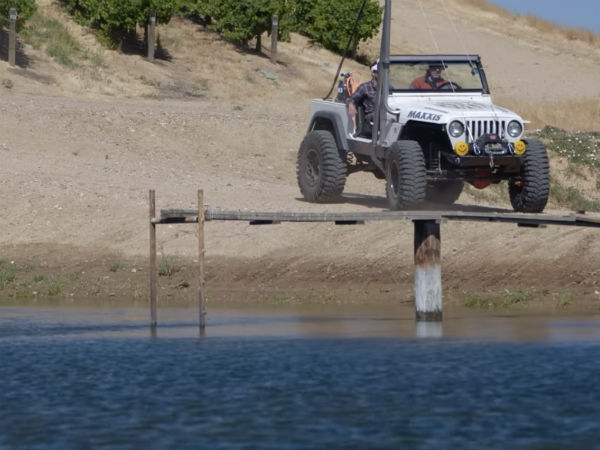 నీటిలో నడిచే జీపు