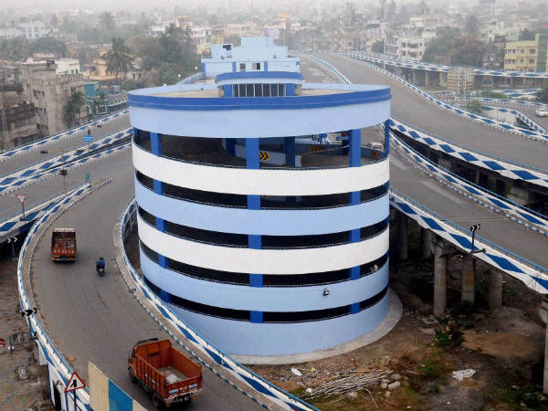 ఎండ దెబ్బకు కాలిబూడిదైన 15 కార్లు