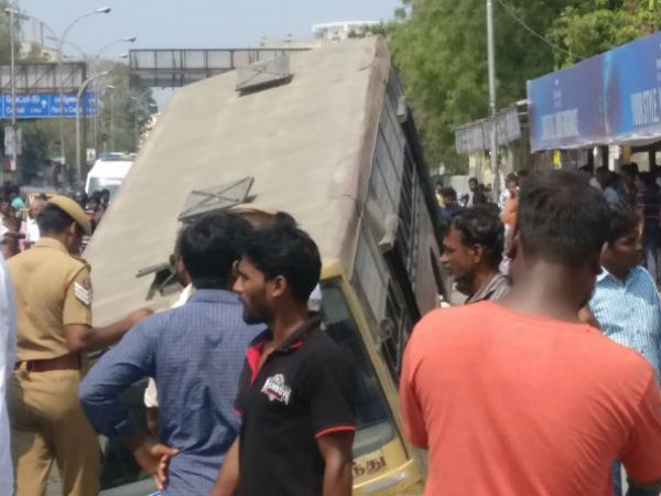 చెన్నై ప్రదాన వీధిలో ఏర్పడి అతి పెద్ద గొయ్యి