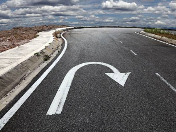 భారీ వేగంతో జాగ్వార్ ఎక్స్ఇ ను ఢీకొట్టిన హోండా సిబిఆర్ 250ఆర్