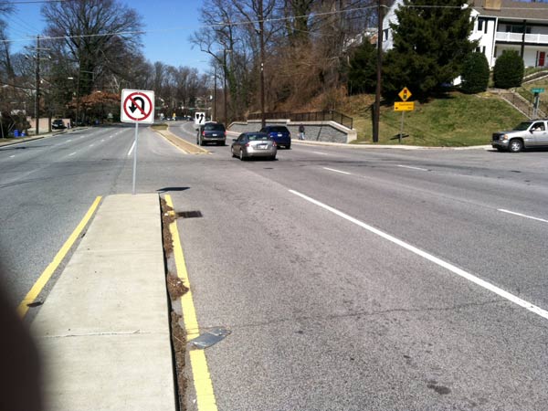 భారీ వేగంతో జాగ్వార్ ఎక్స్ఇ ను ఢీకొట్టిన హోండా సిబిఆర్ 250ఆర్