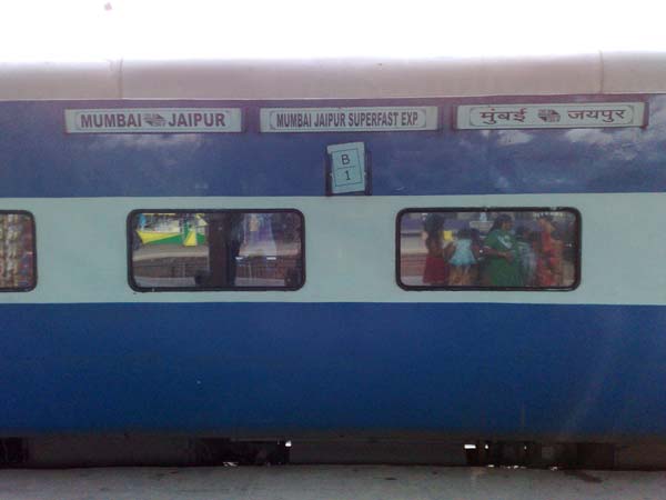 సూపర్ ఫాస్ట్ ఎక్స్‌ప్రెస్ రైలు సర్వీసులకు ఉదాహరణ