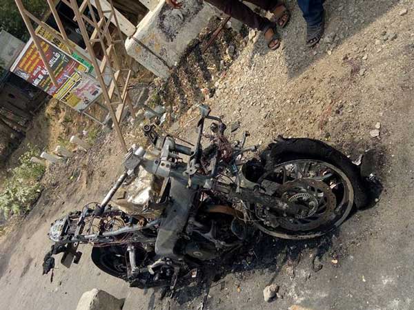 ఉన్నట్లుండి కాలి బూడిదైపోయిన బజాజ్ పల్సర్ ఆర్ఎస్ 200