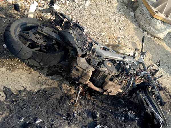 ఉన్నట్లుండి కాలి బూడిదైపోయిన బజాజ్ పల్సర్ ఆర్ఎస్ 200