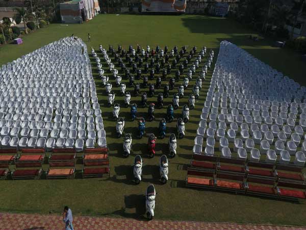 ఉద్యోగులకు ఆక్టివా స్కూటర్లను పంచిపెట్టిన వజ్రాల వ్యాపారి