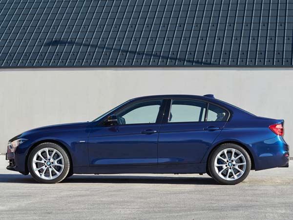 బిఎమ్‌డబ్ల్యూ 3-సిరీస్ 330ఐ పెట్రోల్ వేరియంట్ విడుదల