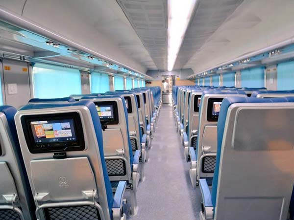 తొలి ట్రిప్పులోనే రైలు రూపు రేఖలు మార్చేశారు!