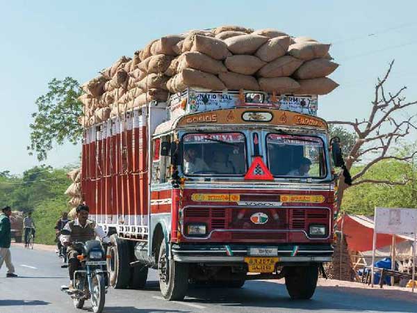 మారుతి స్విఫ్ట్ మీద పడిపోయిన ఓవర్‌లోడ్ లారీ